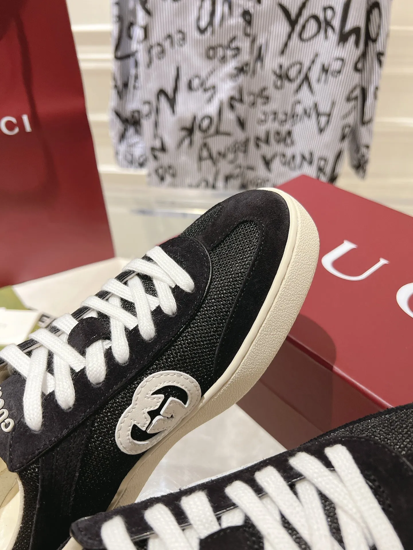 👟👟Ex-factory price 540👟👟Men's size +10 New upgraded version🔥Gucci 2024 new white shoes casual shoes hot recommendation, original TPU soles, original fabrics, original sheepskin lining sheepskin feet🔥Original cover craftsmanship is reproduced one to one! The pursuit of ultimate comfort! 🔥🔥 [Love] Fabric: Imported cow suede + mesh [Love] Packing: Counter-matched red shoe box ➕ Aviation airplane box [Love] Code number: 35-45